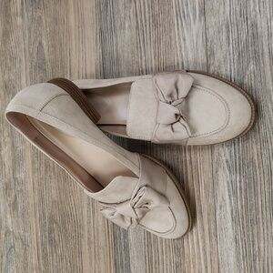 Size 7.5 - Bandolino Lindio Bow Loafer - Natural Beige